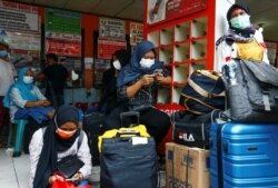 Para penumpang bus yang mudik ke kampung halaman di tengah merebaknya COVID-19, di terminal Kalideres, Jakarta, 3 Mei 2021. (Foto: Ajeng Dinar Ulfiana/Reuters)