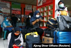 Para penumpang bus yang mudik ke kampung halaman di tengah merebaknya COVID-19, di terminal Kalideres, Jakarta, 3 Mei 2021. (Foto: Ajeng Dinar Ulfiana/Reuters)