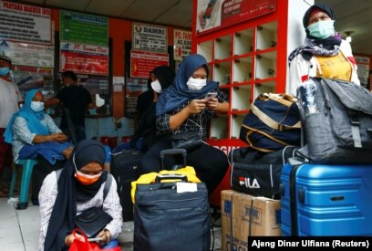 Para penumpang bus yang mudik ke kampung halaman di tengah merebaknya COVID-19, di terminal Kalideres, Jakarta, 3 Mei 2021. (Foto: Ajeng Dinar Ulfiana/Reuters)