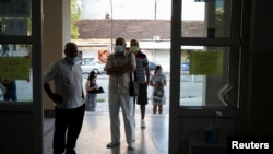 Glasači na nedavnim parlamentarnim izborima u Crnoj Gori čekaju ispred biračkog mesta u Podgorici, 30. avgusta 2020.