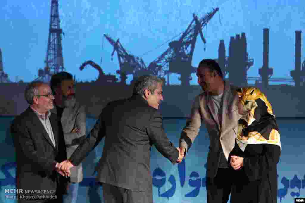  آیین پایانی جشنواره فیلم فناوری در تهران با حضور معاون رئیس جمهوری ایران و تعدادی از هنرمندان.