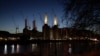 Salah satu pembangkit listrik di tepi sungai Thames di London (foto: ilustrasi). 