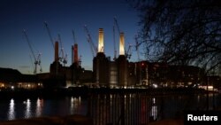 Salah satu pembangkit listrik di tepi sungai Thames di London (foto: ilustrasi). 
