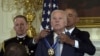 Президент Обама нагородив Джозефа Байдена медаллю Свободи