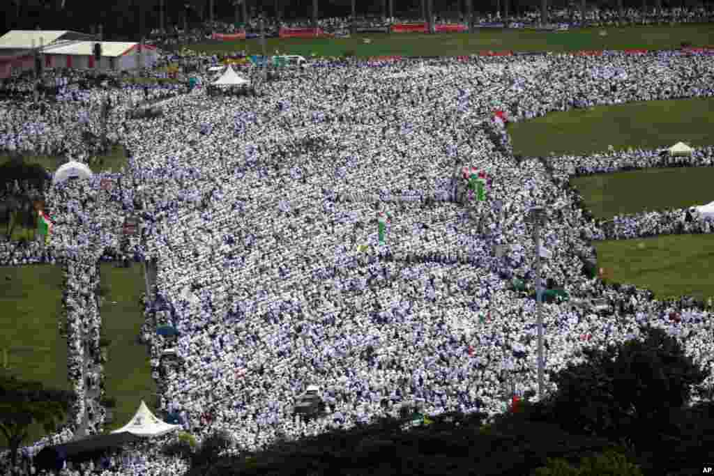 نمای هوایی از تظاهرات دهها هزار مسلمان در جاکارتا اندونزی. معترضان علیه فرماندار جاکارتا که قومی چینی&zwnj; مسیحی&zwnj; است اعتراض می&zwnj;&zwnj;کنند.