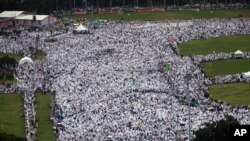 Lautan massa berkumpul di Lapangan Monas, Jakarta, dalam demonstrasi melawan Gubernur Jakarta Basuki "Ahok" Tjahaja Purnama, yang diduga melakukan penistaan agama (2/12).