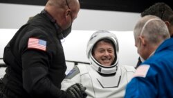 El astronauta de la NASA Shane Kimbrough recibe ayuda para salir de la cápsula Crew Dragon después de amarizar en el Golfo de México el 8 de noviembre de 2021.