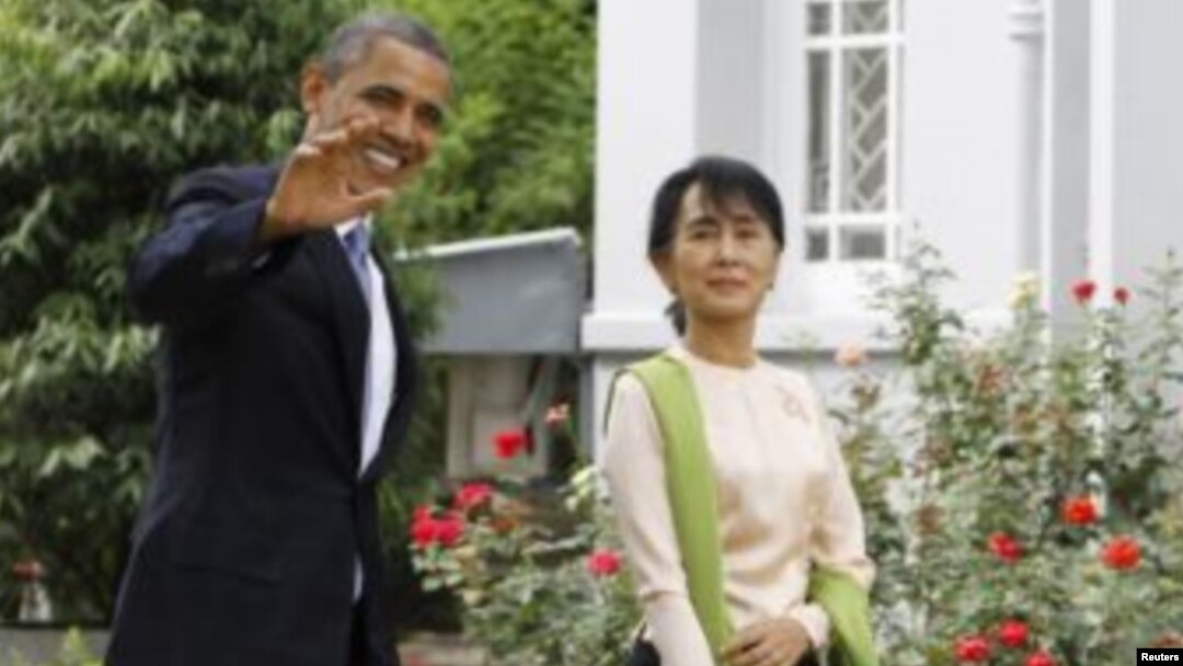 Presiden AS Barack Obama dan pemimpin demokrasi Burma, Aung San Suu Kyi di rumah kediaman Suu Kyi di Rangun, Burma (19/11).