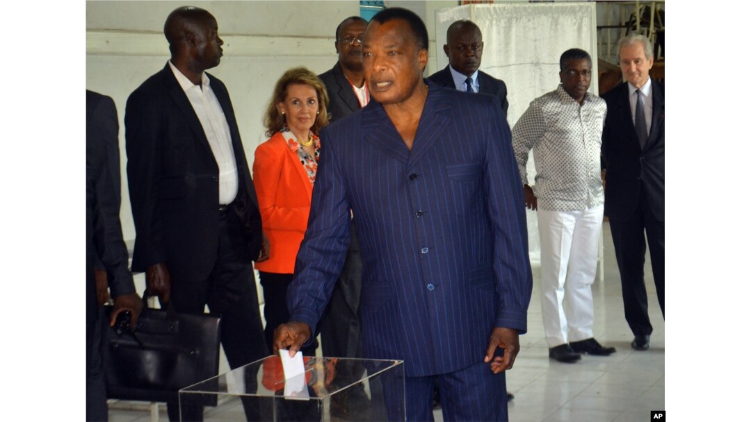 Congo incumbent President Denis Sassou N'Guesso casts his ballot, at a polling station, in Brazzaville, Congo, March 20, 2016.