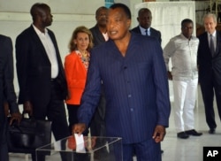 Congo incumbent President Denis Sassou N'Guesso casts his ballot, at a polling station, in Brazzaville, Congo, March 20, 2016.