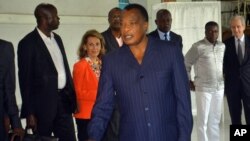 Congo incumbent President Denis Sassou N'Guesso casts his ballot, at a polling station, in Brazzaville, Congo, March 20, 2016.