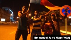 Le drapeau du Cameroun entre les mains d'un supporter de Yaoundé après le sacre des lions indomptables, le 5 février 2017. (VOA/Emmanuel Jules Ntap)