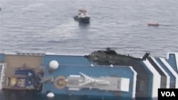 Upaya penyelamatan dihentikan hari Rabu setelah batu-batu merobek lambung kapal pesiar Costa Concordia.