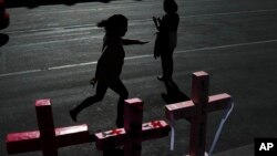 Des femmes placent des croix dans les rues de Mexico pour dénoncer les fémicides lors de la Journée internationale de la femme, le 9 mars 2020. Environ 3.800 femmes sont assassinées chaque année dans le pays (AP/Marco Ugarte)