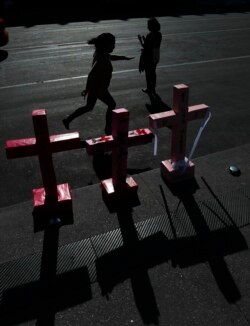 Cruces en la plaza principal de la Ciudad de México, el Zócalo, representan a niñas y mujeres que ya no están por ser víctimas de la violencia de género.