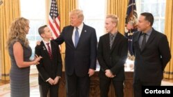 El presidente Donald Trump se reunió con sus invitados al discurso sobre el Estado de la Unión en la Casa Blanca. En esta foto lo acompaña su invitado Preston Sharp junto a su familia.