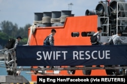 Para tentara Angkatan Laut Singapura menaiki Kapal Swift Rescue di Singapura untuk memulai operasi penyelamatan kapal selam TNI AL, KRI Nanggala-402, Rabu, 21 April 2021. (Foto: Ng Eng Hen/Facebook via Reuters)