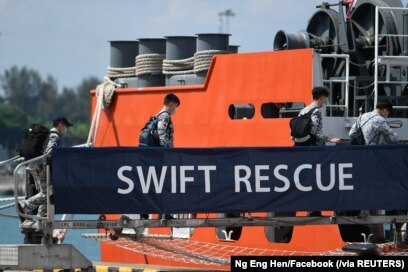 Para tentara Angkatan Laut Singapura menaiki Kapal Swift Rescue di Singapura untuk memulai operasi penyelamatan kapal selam TNI AL, KRI Nanggala-402, Rabu, 21 April 2021. (Foto: Ng Eng Hen/Facebook via Reuters)