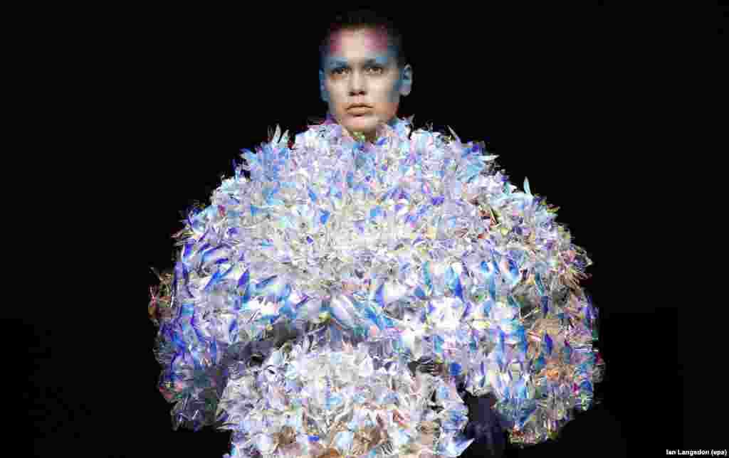 A model presents a creation by Japanese designer Yuima Nakazato during the Fall/Winter 2016/2017 Haute Couture collection during the Paris Fashion Week, France, July 3, 2016.