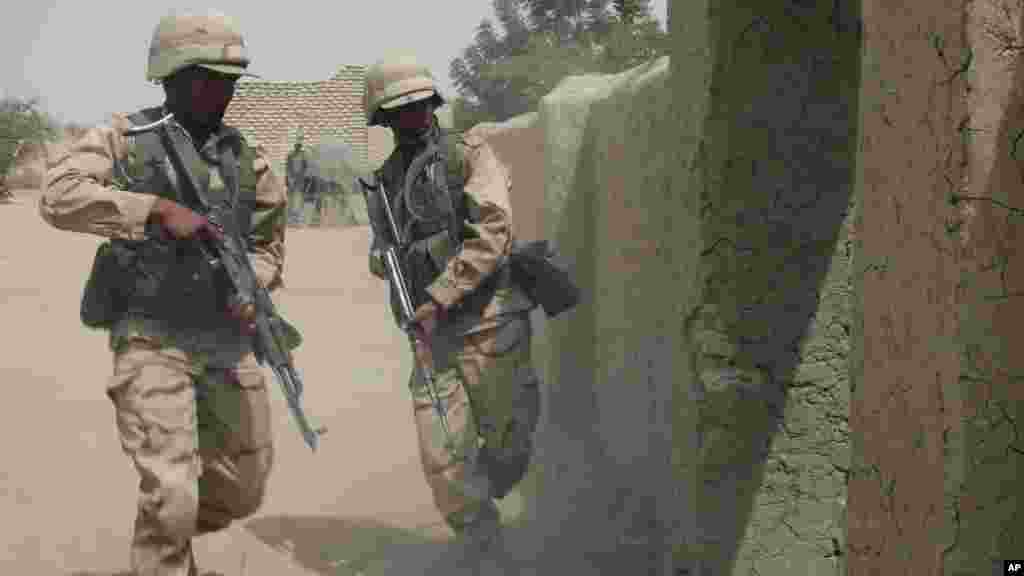 Les troupes tchdiennes participent à un exercice de libération d&#39;otages à Mao, Tchad, samedi 7 mars 2015.