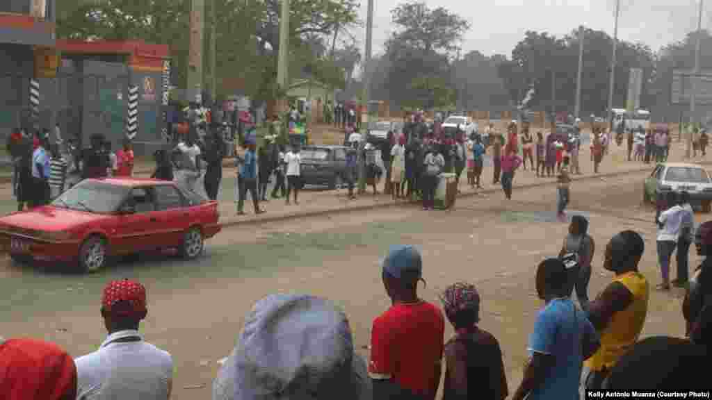 Des foules en atttente de rares moyens de transport, manifestent leur colère lors de la grève des conducteurs de taxi, à&nbsp;Luanda, Angola, 5 octobre 2015