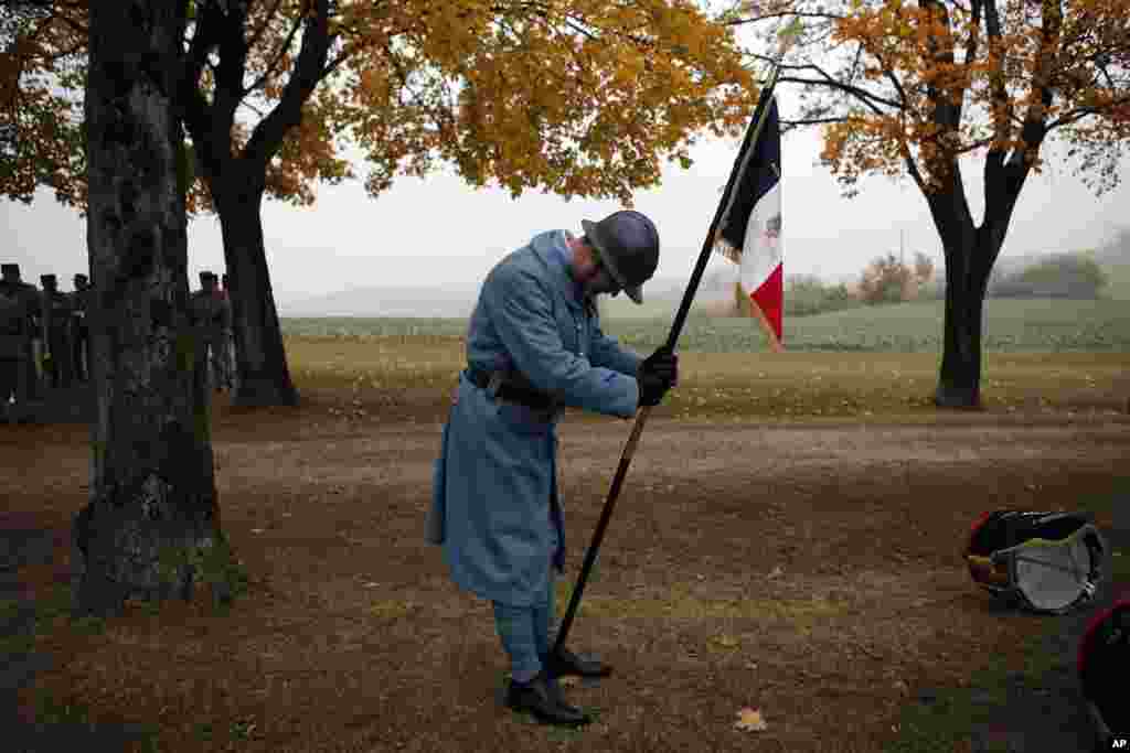 Un actor, vestido de soldado, espera la llegada del presidente francés Emmanuel Macron durante una celebración en el marco del centenario de la I Guerra Mundial. Mornhage, Francia. 5 de noviembre de 2018. La conmemoración busca no sólo recordar los eventos pasados, sino advertir al mundo sobre los peligros de la creciente ola nacionalista.