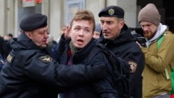 Polisi Belarus menahan jurnalis Raman Pratasevich di Minsk, Belarus, pada 26 Maret 2017. (Foto: AP)