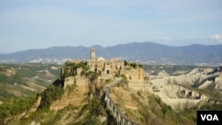 Known as the “dying city”, the town dates back to Etruscan times and has an all-year-round population of just seven. The town sits on a foundation of eroding volcanic rock, which itself is atop an unstable layer of clay. (Photo: J. Dettmer/VOA)