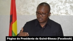 Presidente da Guiné-Bissau, Umaro Sissoco Embaló fala a jornalistas na Presidência, Bissau, 24 de Setembro de 2021