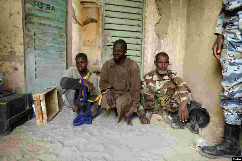 2013年2月1日，马里宪兵在廷巴克图镇中心的一处军营看守着被俘虏的伊斯兰激进反政府武装分子。