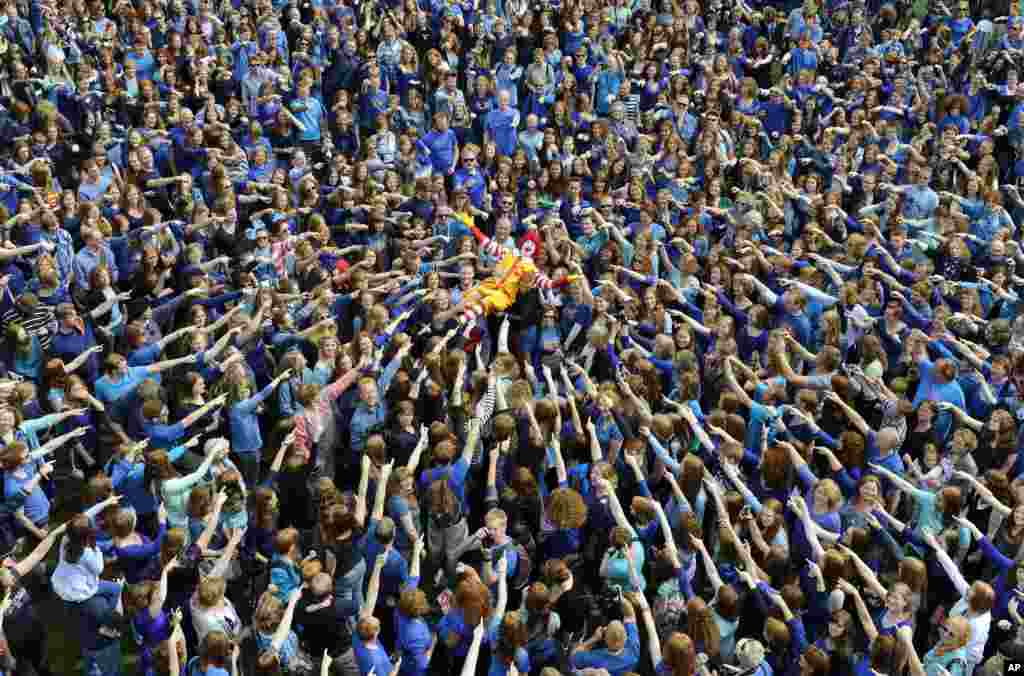 1,672 redheads, accompanied by famous redhead Ronald McDonald, set the Guinness World Record for the largest gathering of redheads at the 2013 Redhead Days Festival, Breda, Netherlands, Sept. 1, 2013.