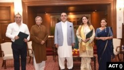 اداکار علی طاہر کا کہنا ہے کہ ہماری کوشش ہو گی کہ مسائل میڈیا میں جانے سے پہلے ہی حل کر لیں تاکہ انڈسٹری کا وقار اور نیک نامی بھی قائم رہے۔
