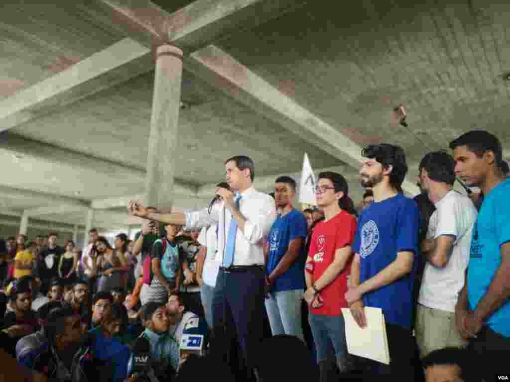 El presidente interino de Venezuela, Juan Guaidó, se dirige a los estudiantes en Caracas. Adriana Nuñez Rabascall / VOA.