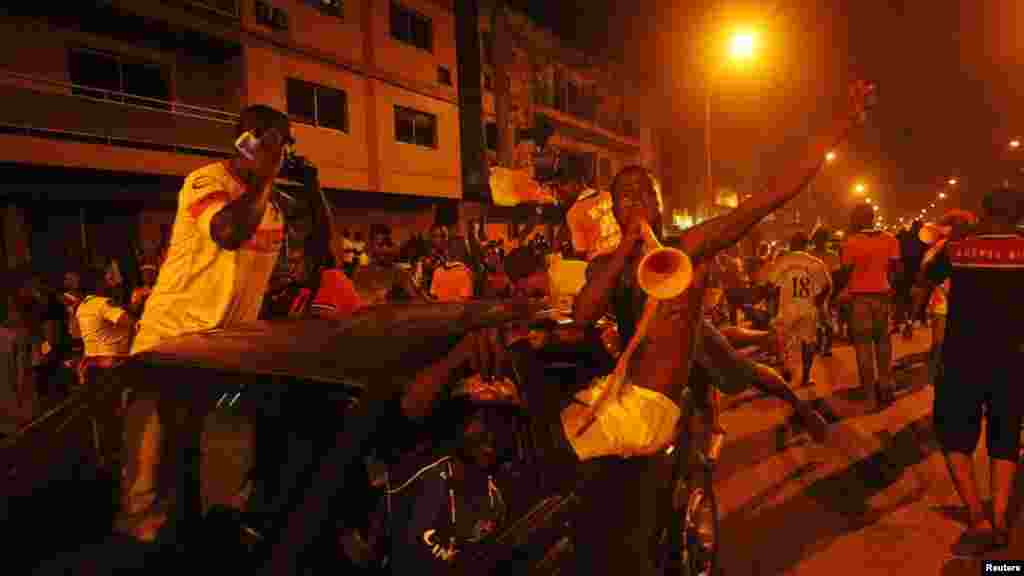 Les supporters ivoiriens célèbrent, à Abidjan, le sacre de leur équipe nationale après la victoire en finale à la CAN 2015 contre le Ghana, le 8 février 2015.