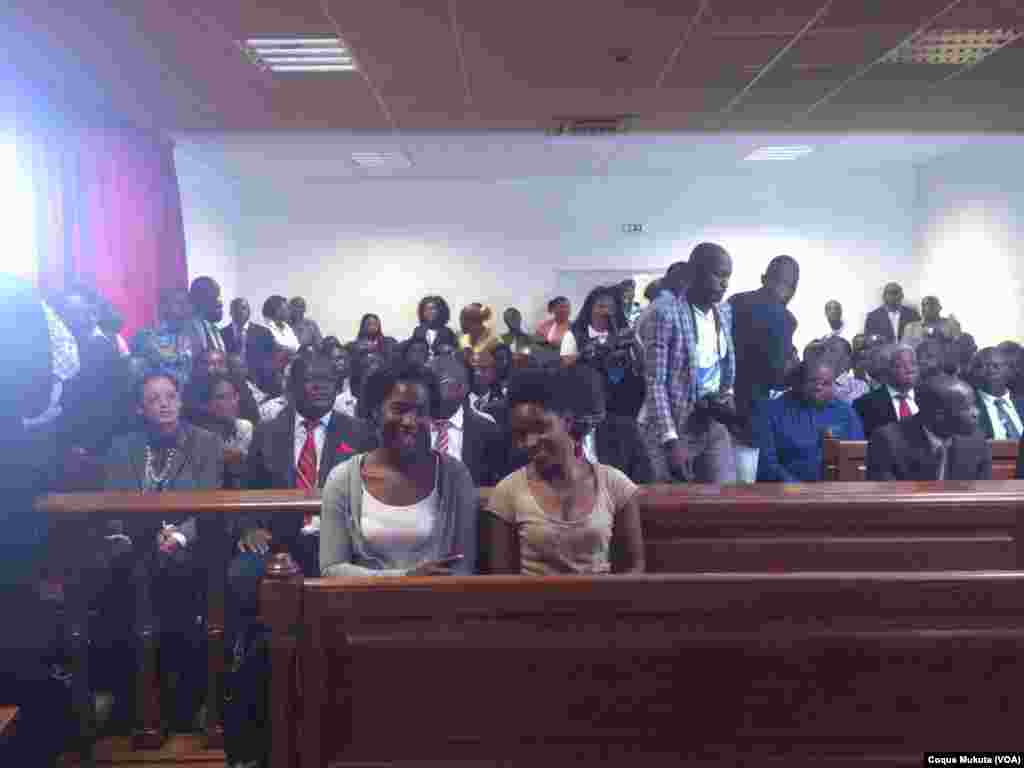 Activistas Rosa Conde e Laurinda Gouveia no Tribunal Provincial Luanda - Benfica