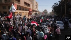 Orang-orang berkumpul dalam aksi demo menentang kudeta militer, di Khartoum, Sudan, pada 30 Desember 2021. (Foto: AP/Marwan Ali)