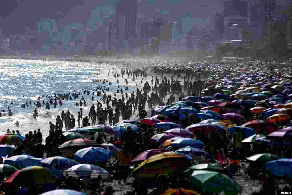 People enjoy sunny weather at Ipanema Beach amid the COVID-19 outbreak, in Rio de Janeiro, Brazil, Jan. 25, 2022.