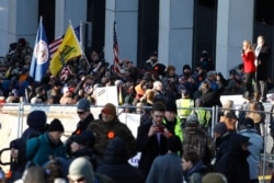 La senadora estatal de Virginia, Amanda Chase, (republicana) habla durante la manifestación a favor de la posesión de armas en el Capitolio estatal de Virginia, en Richmond, el lunes, 20 de enero de 2020.