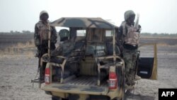 Des soldats nigérians patrouillent dans l'Etat de Borno, près de Marte, au Nigeria, le 5 juin 2013.