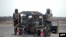 Des soldats nigérians patrouillent dans l'Etat de Borno, près de Marte, au Nigeria, le 5 juin 2013.