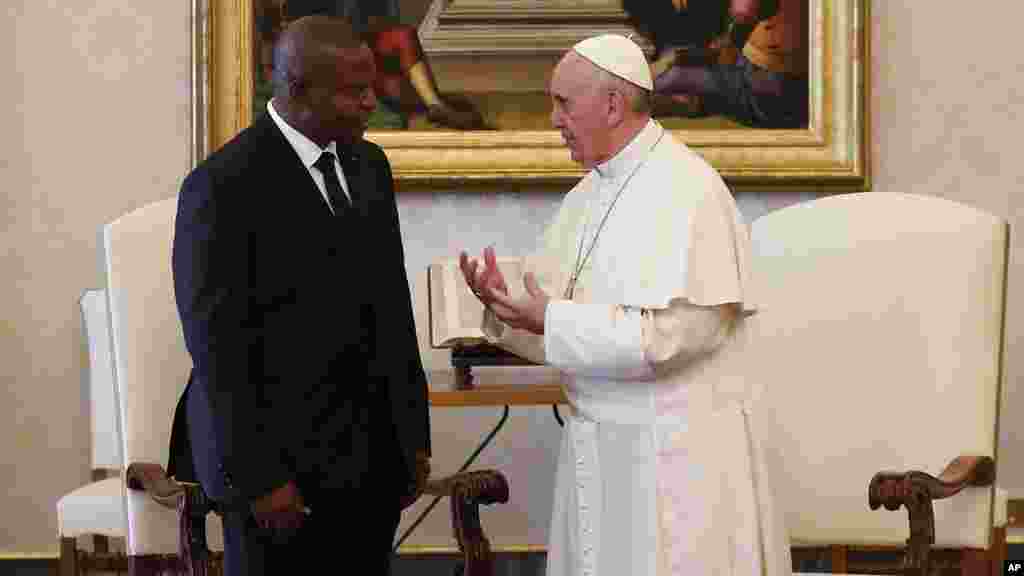 Le pape François et le président de la République Centrafricaine Faustin Archange Touadéra,au Vatican, le 18 avril 2016.