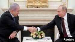 Russian President Vladimir Putin, right, shakes hands with Israeli Prime Minister Benjamin Netanyahu during a meeting at the Kremlin in Moscow, Russia, Feb. 27, 2019. 