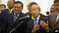 Funcinpec’s secretary-general Nhiek Bunh Chhay, left, standing along side with Prince Norodom Ranariddh. 