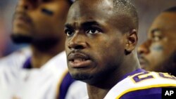 El caso de viollencia doméstica del corredor de los Vikingos, Adrian Peterson, será analizado el miércoles por los propietarios de equipos de la NFL.