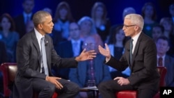 바락 오바마 미국 대통령(왼쪽)이 7일 CNN 공개방송에 출연해서 총기 규제의 필요성을 강조했다. 오른쪽은 CNN 진행자인 앤더슨 쿠퍼.