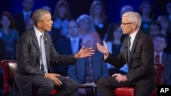 TT Mỹ Barack Obama (trái) và nhà báo Anderson Cooper của đài CNN trong buổi thảo luận về vấn đề kiểm soát súng ngày 7/1/2016.