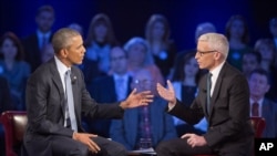 صدر اوباما بحث میں سی این این کے میزبان اینڈرسن کوپر سے گفتگو کر رہے ہیں۔