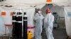 Des agents de santé discutent dans un service temporaire mis en place pendant la pandémie de coronavirus (COVID-19), à l'hôpital universitaire Steve Biko de Pretoria, en Afrique du Sud, le 19 janvier 2021. Phill Magakoe / Pool via REUTERS / File Photo