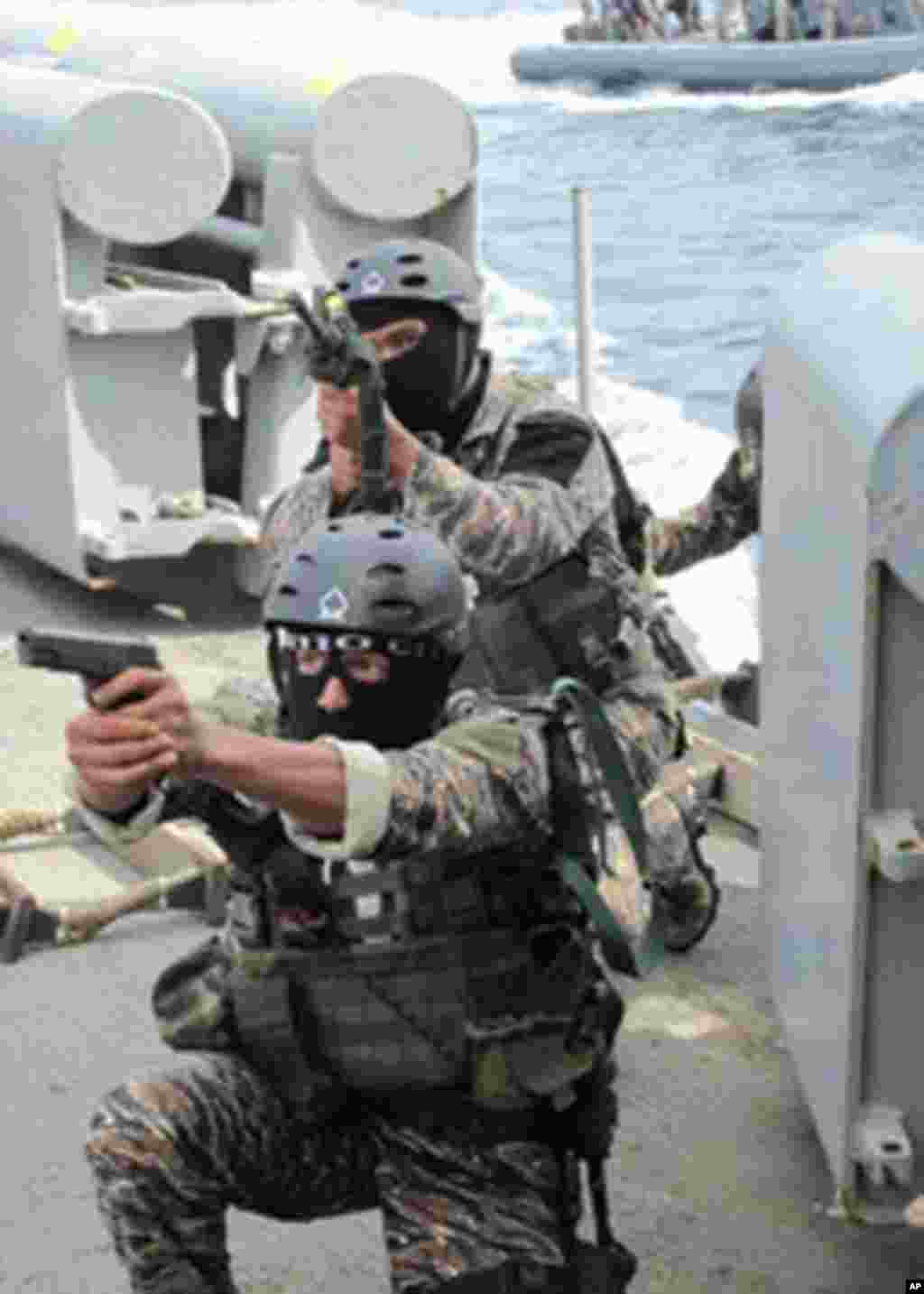南中國海(2011年6月22日) 菲律賓突擊隊員在美國軍艦訓練搜查與收繳項目