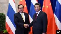 Perdana Menteri Thailand Prayut Chan-o-cha (kiri) dan Presiden China Xi Jinping dalam pertemuan di Beijing (foto: dok).